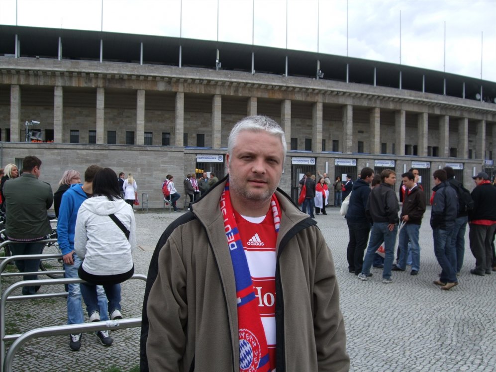 2010 am 08.05. vor dem Berliner Olympiastadion