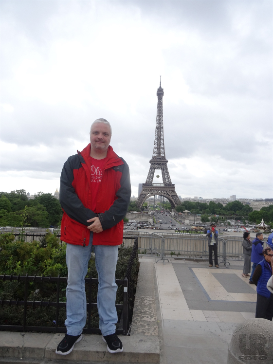 im Mai 2014 vor dem Eiffelturm