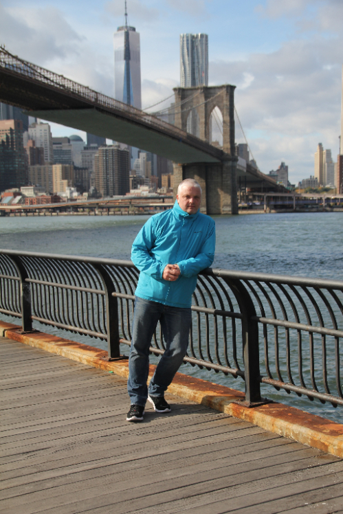 im Oktober 2013 vor der Brooklyn Bridge