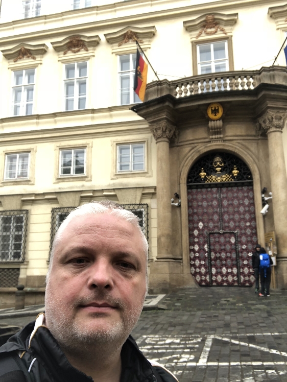 im Mai 2018 vor der deutschen Botschaft in Prag