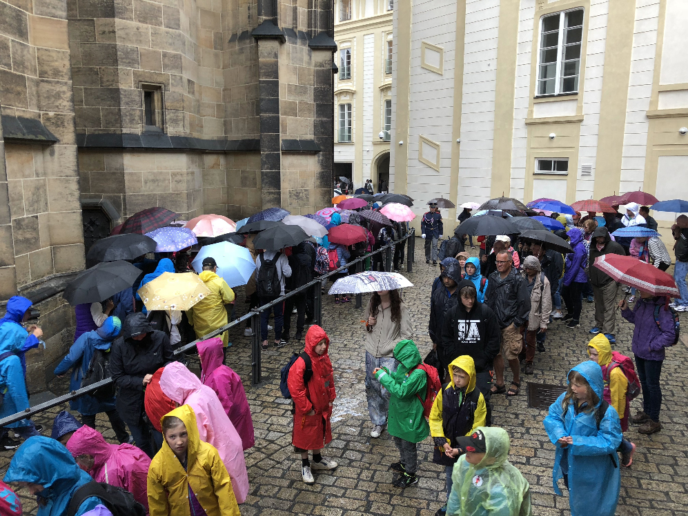 Warteschlange vor\'m Veitsdom in Prag (iPhone-Bild)