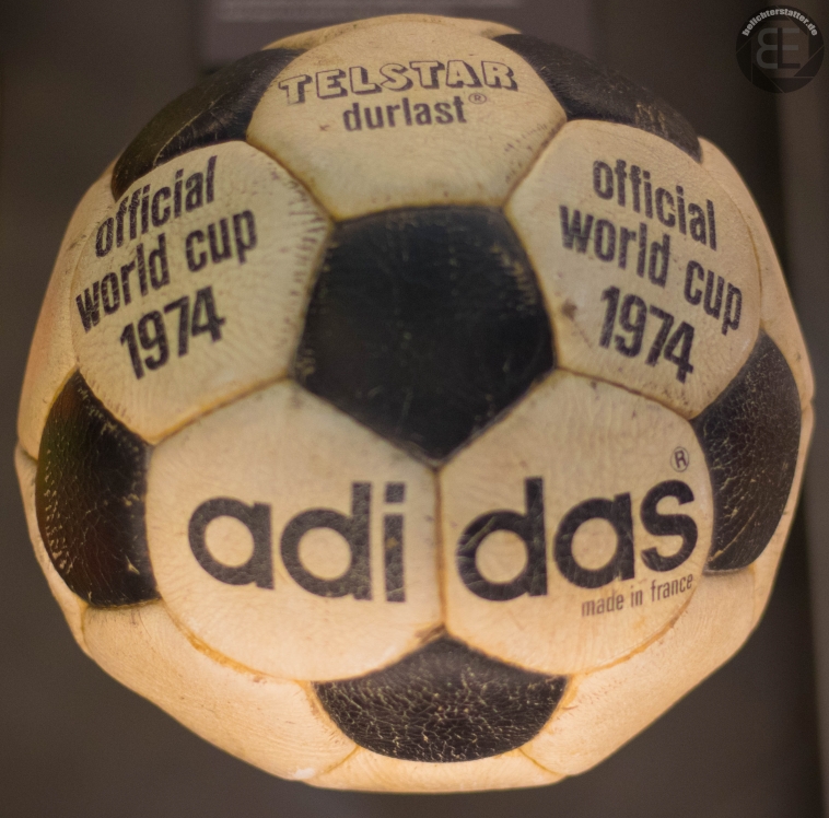 Spielball der WM 1974 im FIFA World Football Museum in Zürich