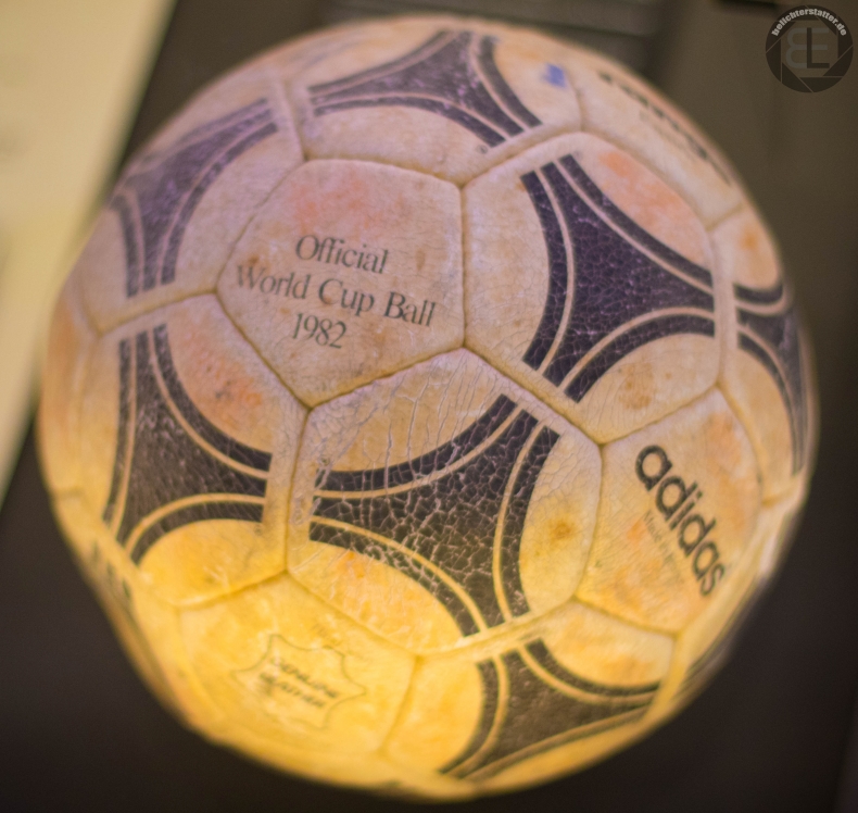 Spielball der WM 1982 im FIFA World Football Museum in Zürich