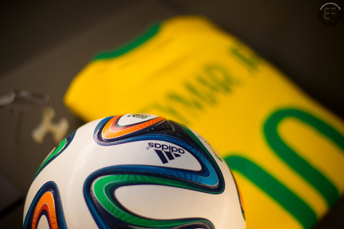 Trikot von Neymar und Spielball der WM 2014 im FIFA World Football Museum in Zürich