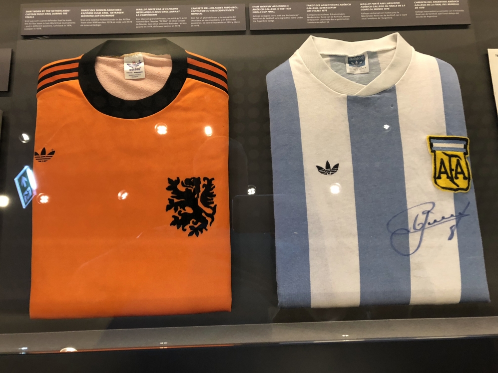 Trikots des WM-Endspiels 1978 im FIFA World Football Museum in Zürich