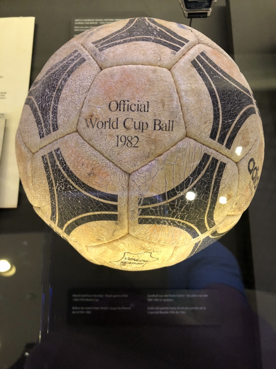 Spielball der WM 1982 im FIFA World Football Museum in Zürich