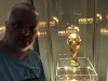 ich mit der FIFA World Cup Trophy im FIFA World Football Museum in Zürich